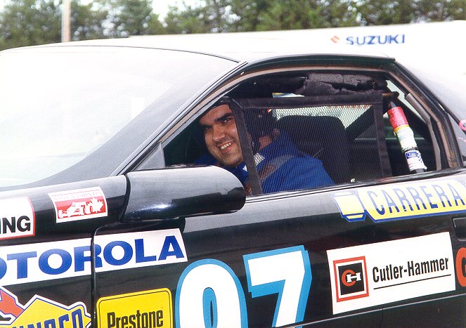 Bob_in_race_car.jpg (85935 bytes)