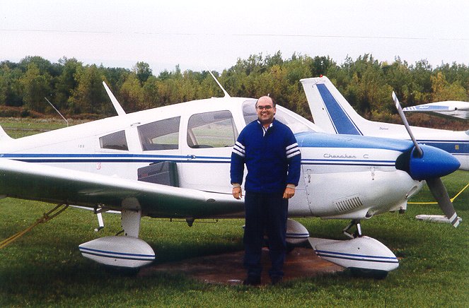 Bob_next_to_airplane.jpg (77567 bytes)