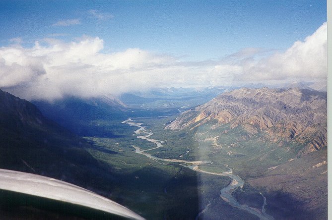 Nahanni River Valley.jpg (65146 bytes)