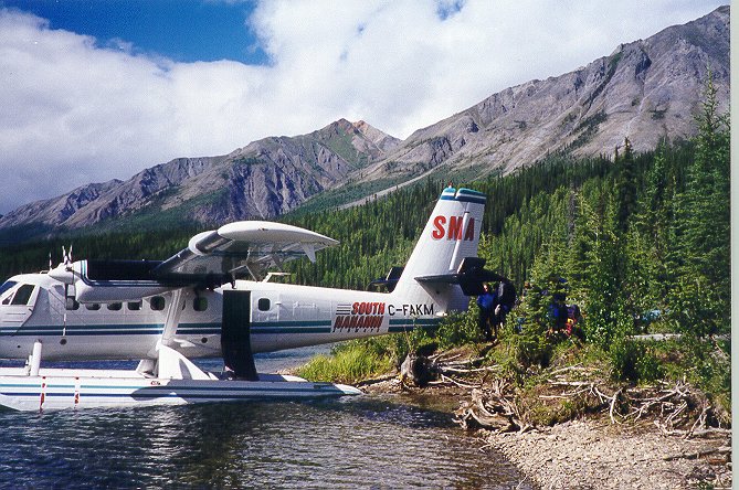 Twin Otter - Island Lakes.jpg (116734 bytes)