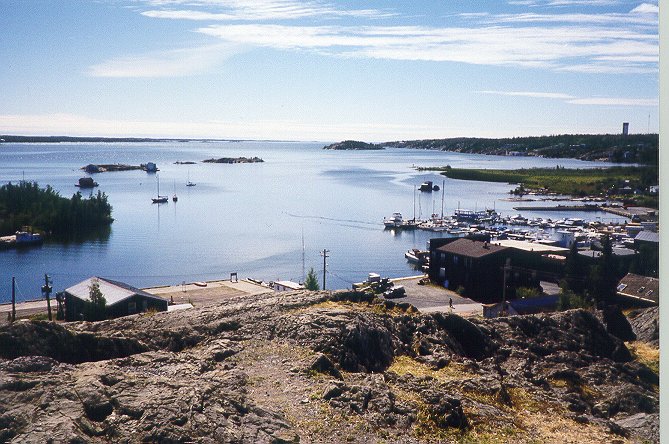 Yellowknife Bay.jpg (100920 bytes)